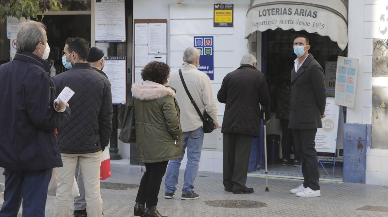 Gaditanos comprando Lotería de Navidad.