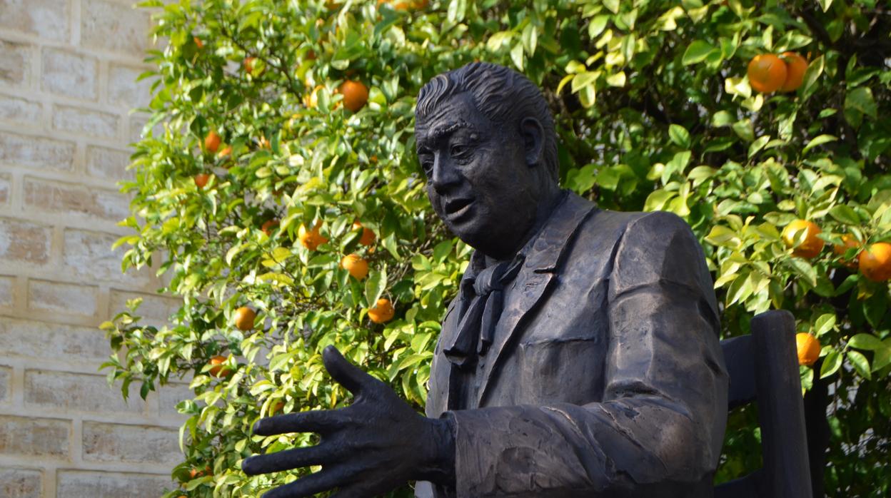 La escultura de Perrate de Utrera ha sido creada por el artista utrerano Salvador García