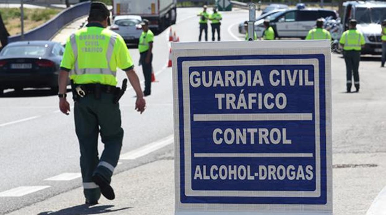 Control de alcohol y drogas de la Guardia Civil de Tráfico en Sevilla