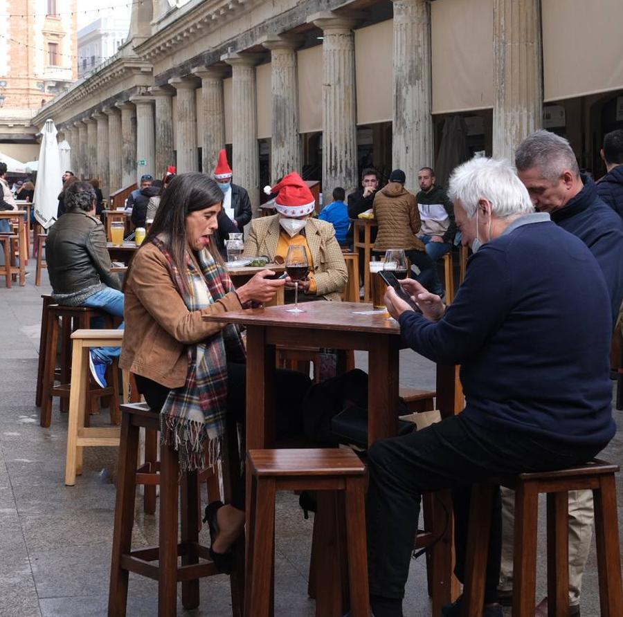 Ambiente en Cádiz las horas previas a la Nochebuena del coronavirus