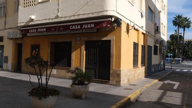 Un cumpleaños en un bar de La Laguna, en Cádiz, se salta las restricciones del coronavirus