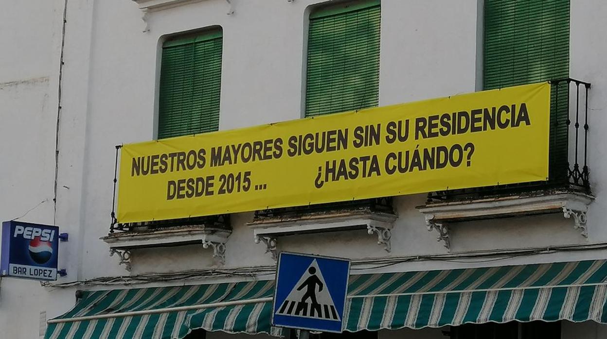 Una de las centenares pancartas reivindicativas colgadas en los balcones de las casas de Cazalla de la Sierra