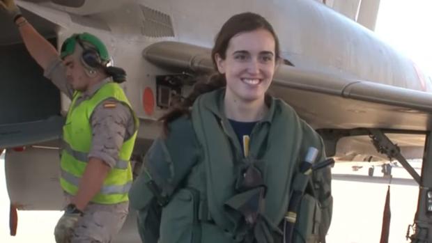 La teniente Gutiérrez, primera mujer que pilota en solitario desde Sevilla un caza Eurofighter en España