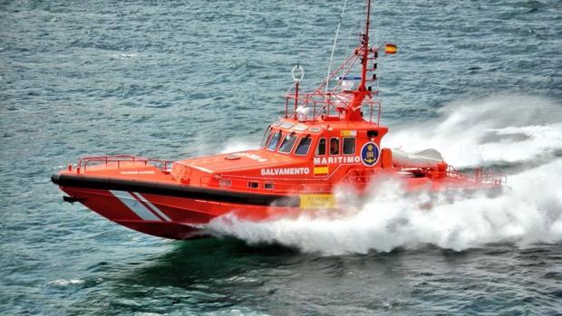 Trasladan al puerto de Algeciras a siete personas rescatadas de una patera en el Estrecho