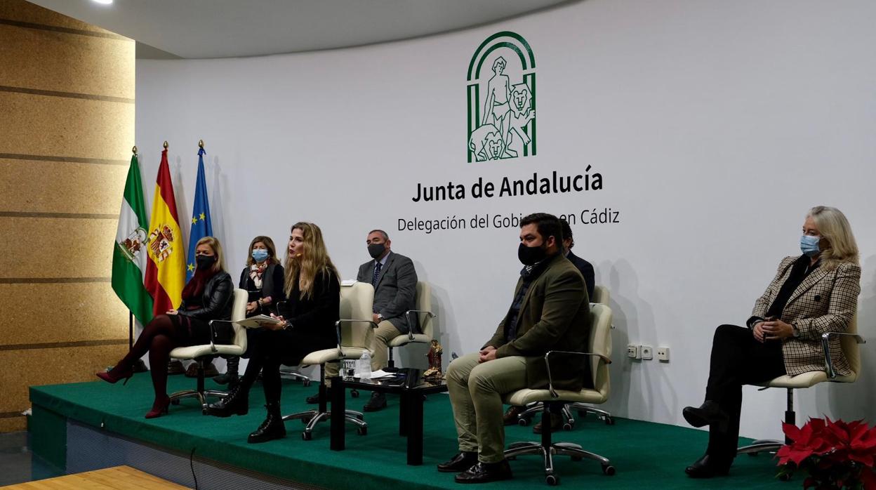 La delegada de la JUnta en Cádiz, junto a los delegados territoriales.