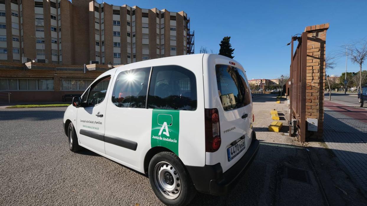 La furgoneta de la Junta, a su llegada a la residencia La Granja de Jerez.