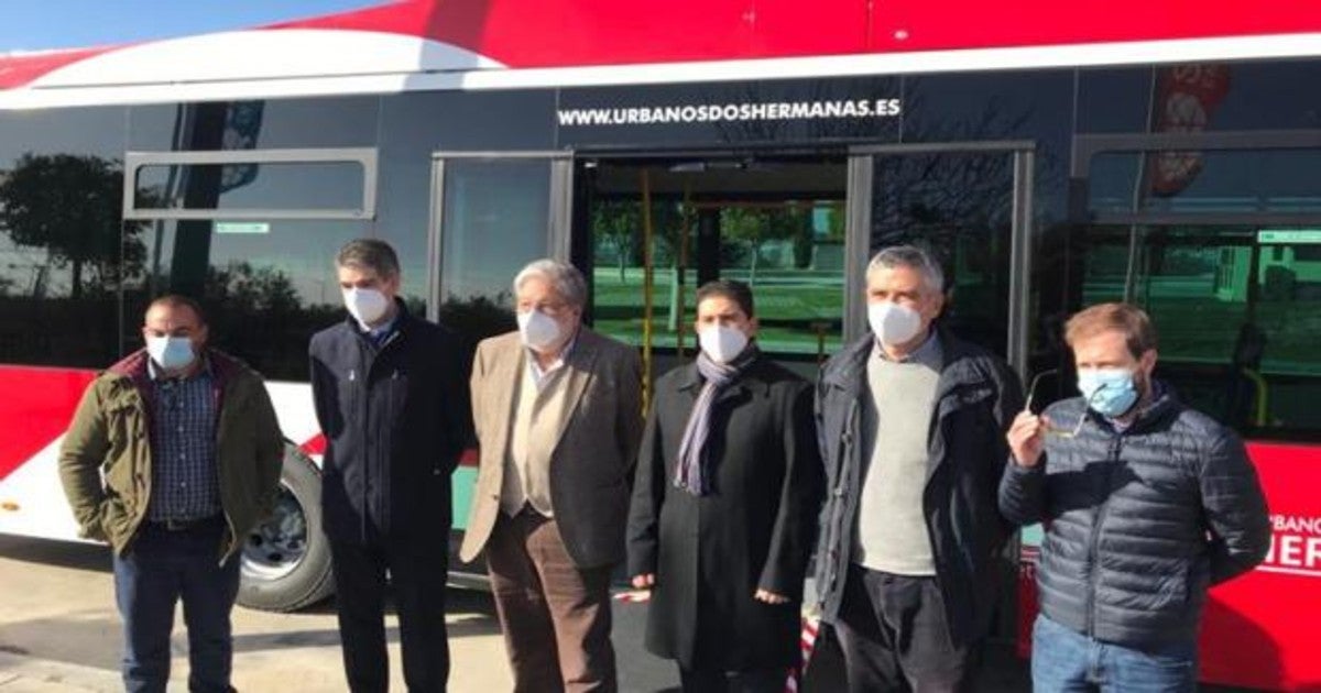 Acto de presentación de la nueva imagen de los autobuses urbanos de Dos Hermanas, este martes por la mañana