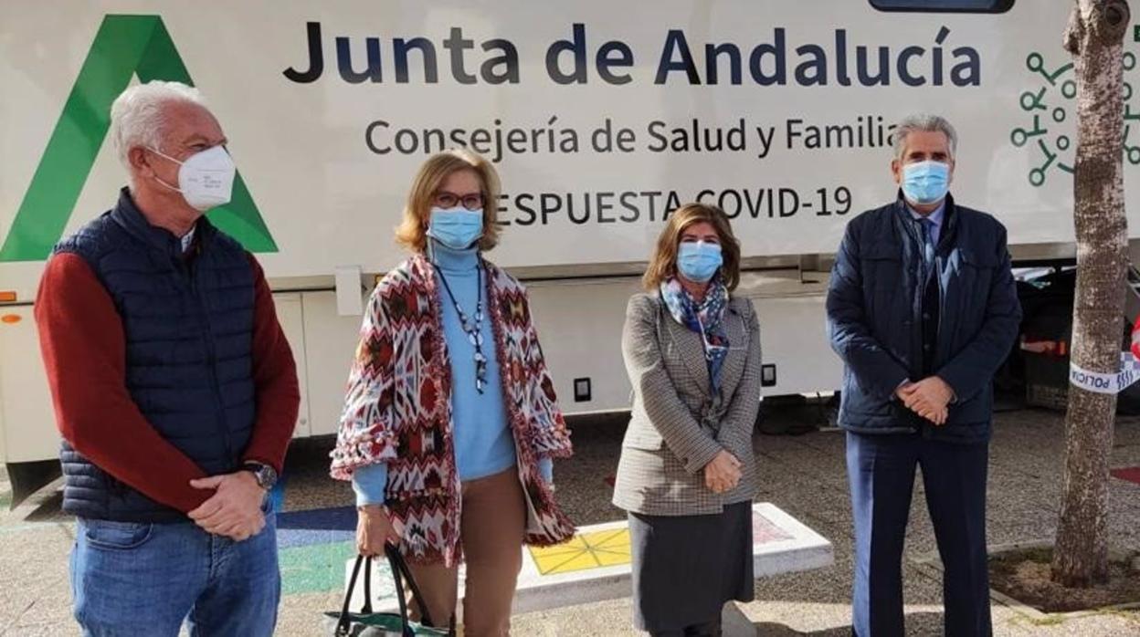 Isabel Paredes en Chipiona ante la unidad móvil de test de Covid.