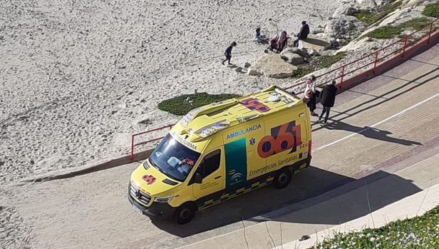 Rescatada una persona en la playa Santa María del Mar de Cádiz