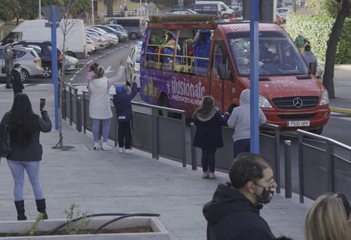 Los Reyes Magos en un autobús descapotable en Mairena del Aljarafe