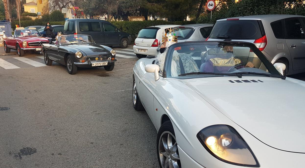 Llegada de los Reyes Magos en coches descapotables a San Juan de Aznalfarache