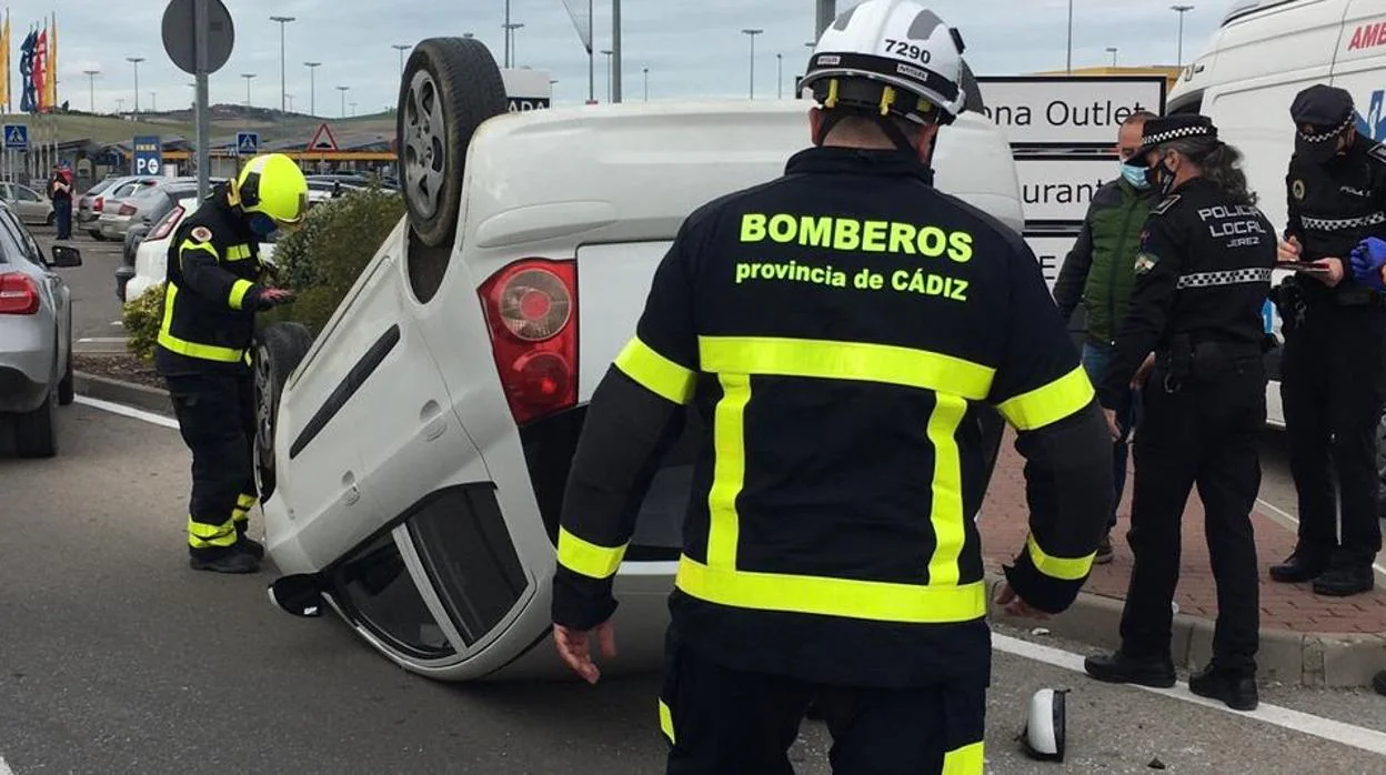 Vuelca un coche en un aparatoso accidente en Luz Shopping, en Jerez
