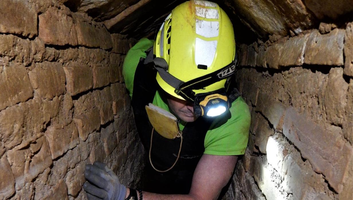 Uno de los espeleólogos que han descubierto la nueva mina de agua en el subsuelo de Carmona