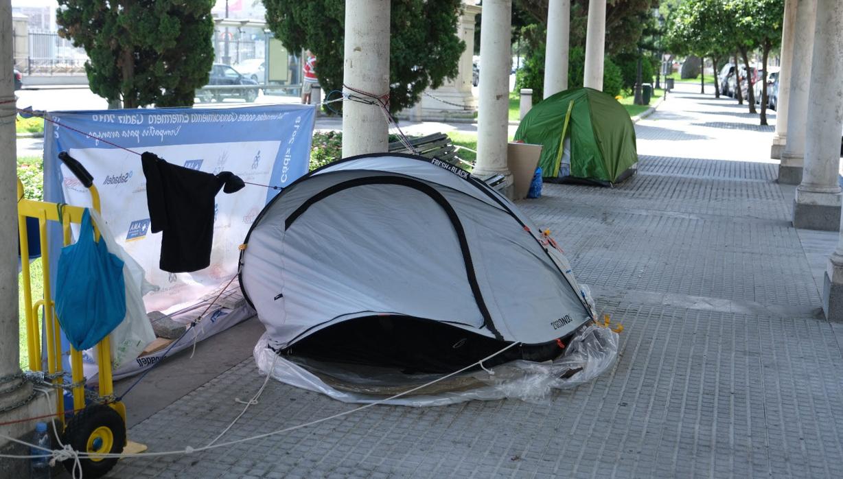 Las asociaciones estiman que hay más de 200 personas sin hogar en las calles de Cádiz.