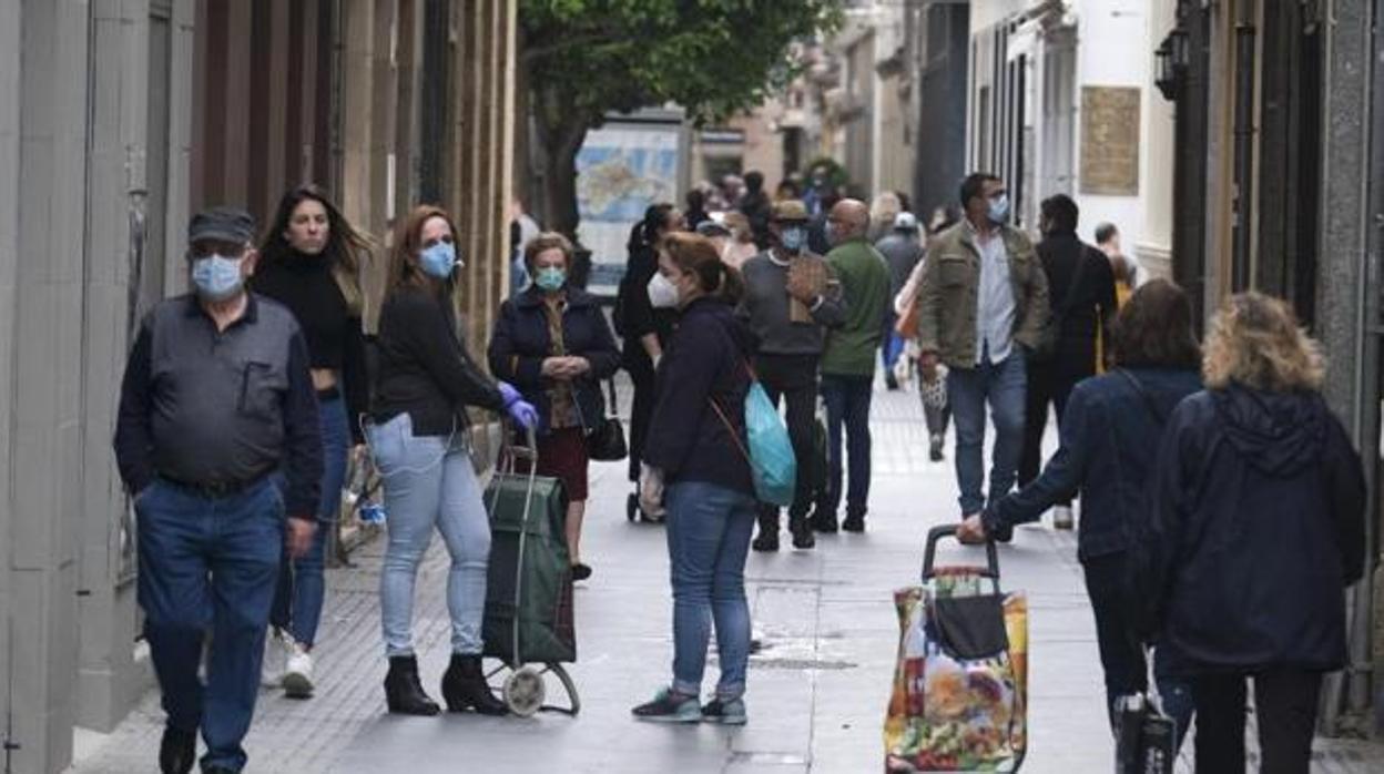 Gaditanos con mascarilla en una calle del centro de la capital.