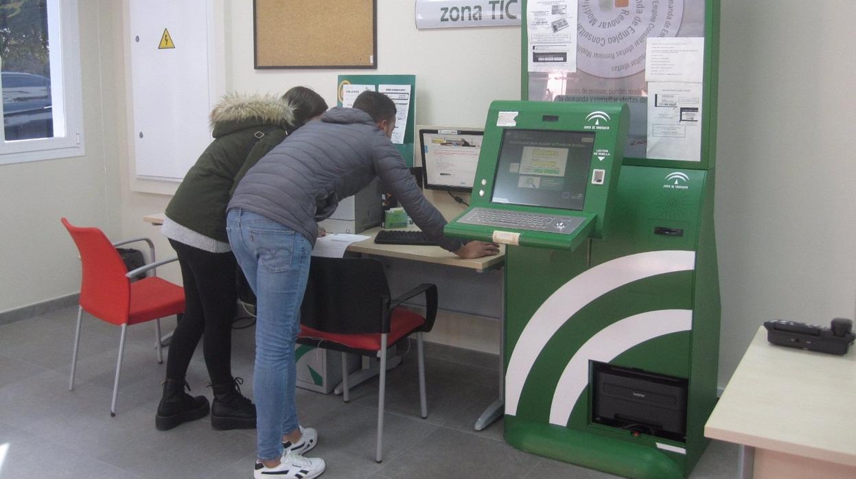 Dos jóvenes, en un punto de empleo del SAE.