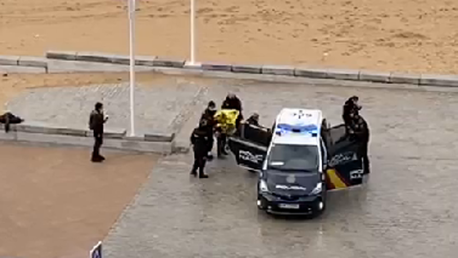 La Policía Nacional rescata en Cádiz a una persona sin hogar en estado de hipotermia