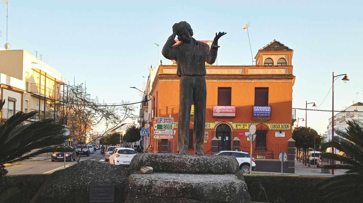 El monumento que Utrera le dedicó al irrepetible artista Bambino en la plaza de La Trianilla