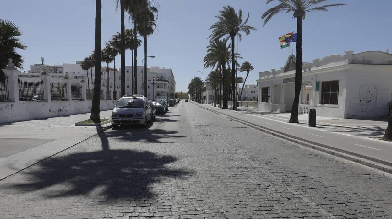 El entorno de la playa de la Caleta, en Cádiz, sin gente ni tráfico