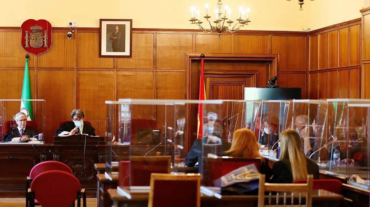 El magistrado Juan Romeo se dirige a los abogados en la primera sesión del juicio celebrado en la Audiencia el pasado verano