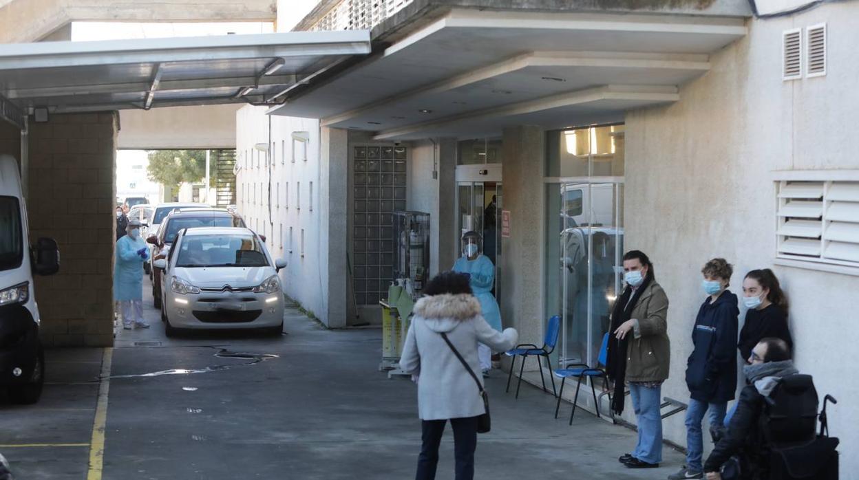 Pruebas PCR en el centro de salud de la barriada de la Paz de Cádiz