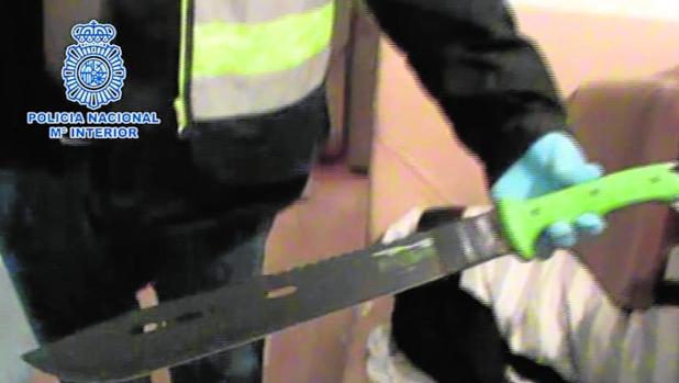 Condenados por amenazar con cortarle la cabeza a una pareja para cobrar una deuda en Morón