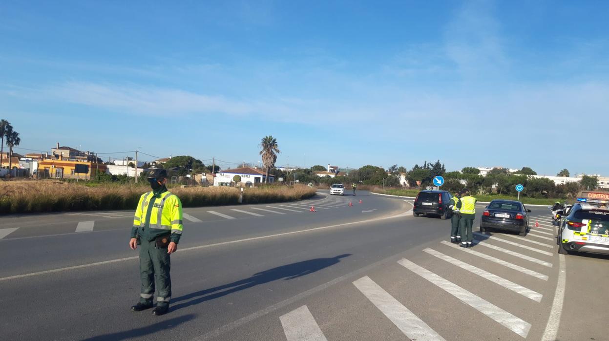 Controles de la Guardia Civil a la salida de Sanlúcar.