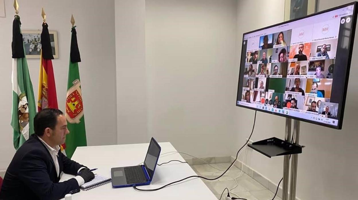 El alcalde de Vejer, Manuel Flor, en una videoconferencia.