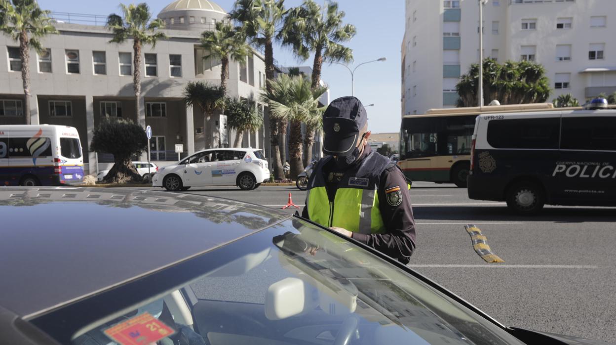 Un agente de la UPR de la Policía Nacional, en un control en la salida por la Avenida en Cádiz.