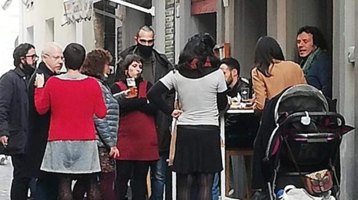 El alcalde, junto con su equipo, en una terraza de la capital sin cumplir las medidas de seguridad.