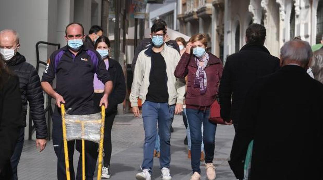 Ciudadanos con mascarillas en las calles.