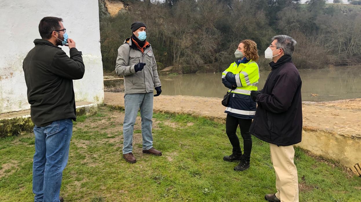 El delegado de Transición Ecológica con técnicos de la CHG y el Ayuntamiento en el lugar donde se instalará la estación de control