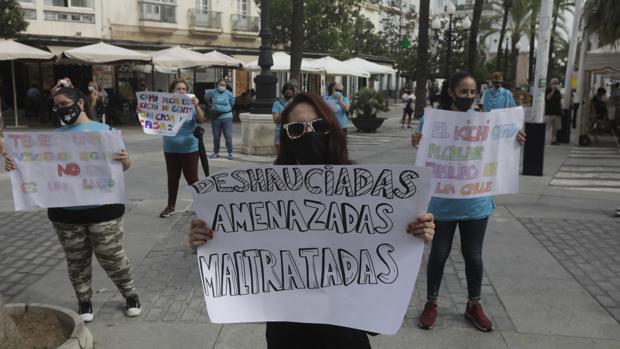 Nuevo calendario de protestas ante el Ayuntamiento de Cádiz de mujeres al borde del desahucio