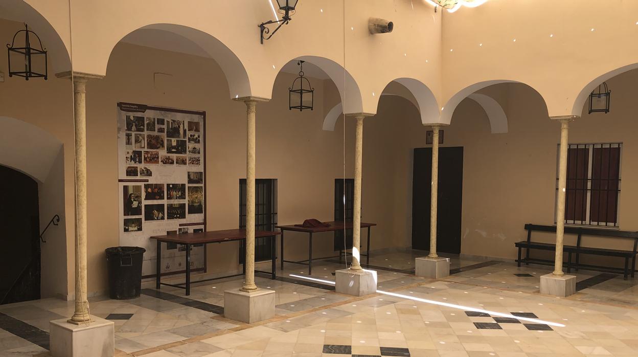 El patio interior del edificio que da acceso a la iglesia del Santo Cristo de Arahal