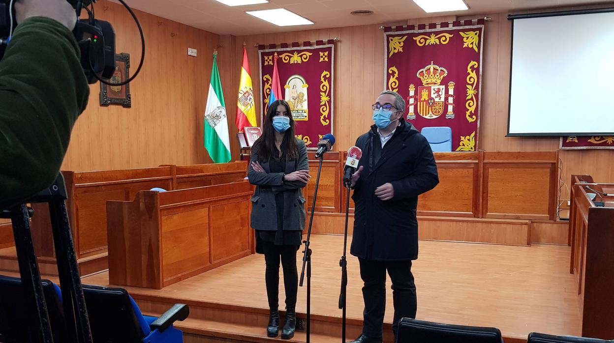 Juan Manuel Valle, alcalde de Los Palaciosy Villafranca, y la delegada de servicios municipales Irene García, durante la presentación de la APP Línea Verde