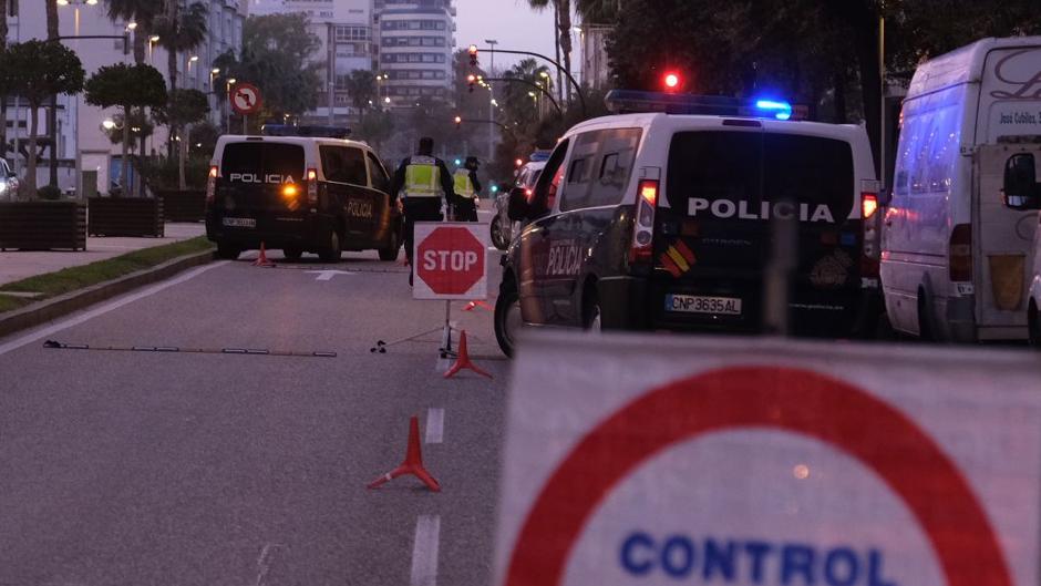 La Policía controla el acceso a Cádiz para vigilar el cierre perimetral y evitar los desplazamientos