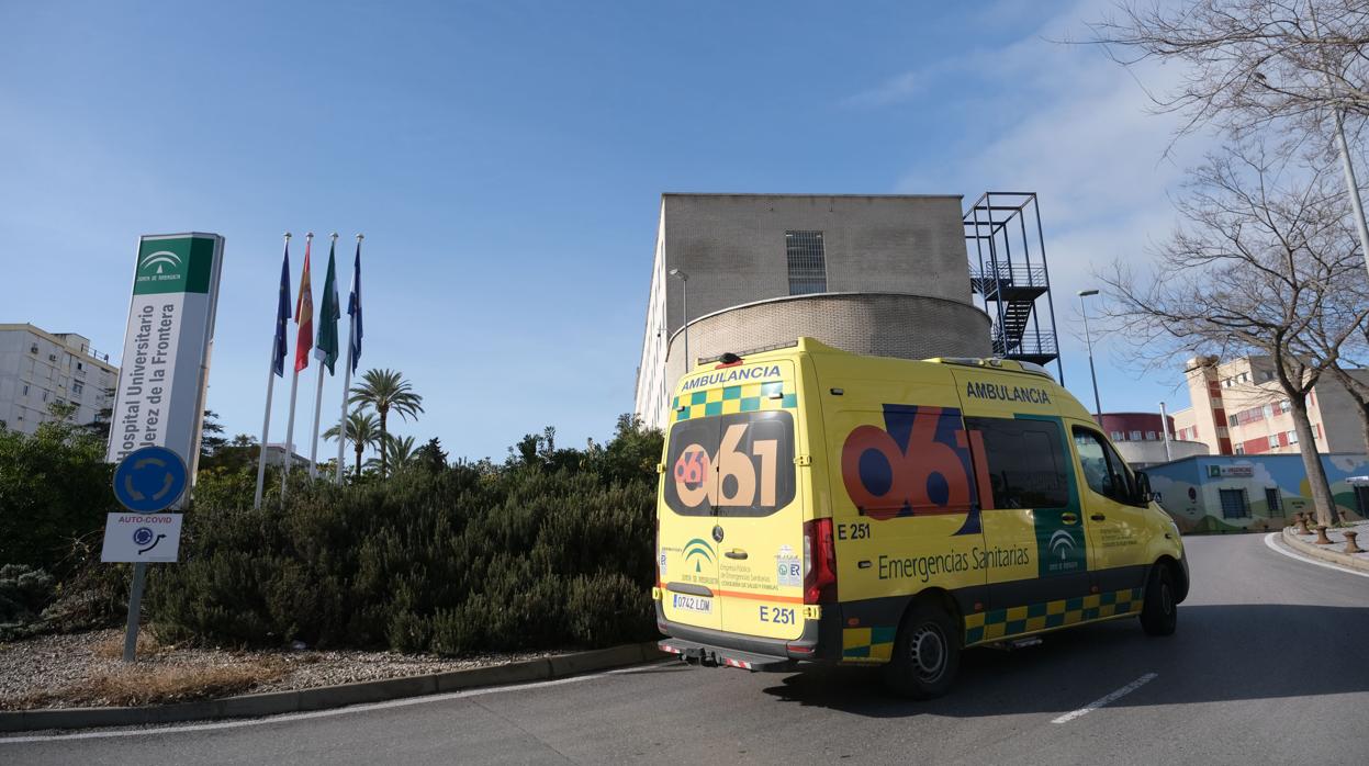 Una ambulancia del 061 llega al Hospital de Jerez.