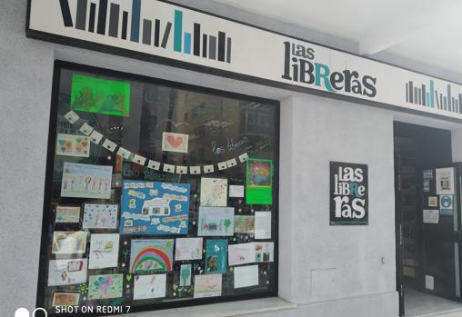 Así ha amanecido la librería 'Las libreras' tras anunciar su cierre.