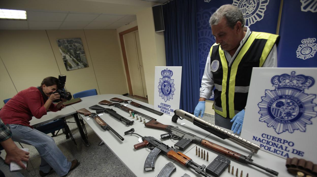 Armas intervenidas por la Policía Nacional en una operación llevada a cabo en las Tres Mil Viviendas en 2013