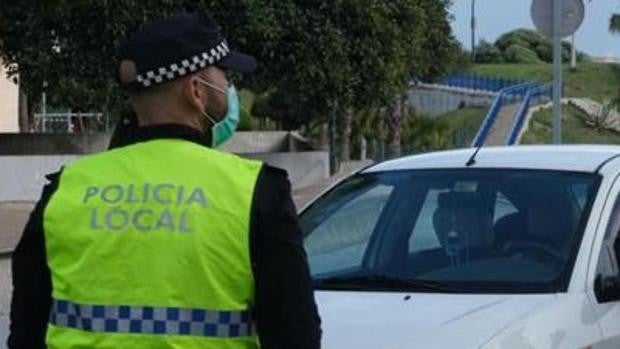 Huye a la carrera de un control policial en Cádiz con una bolsa de cocaína en la boca