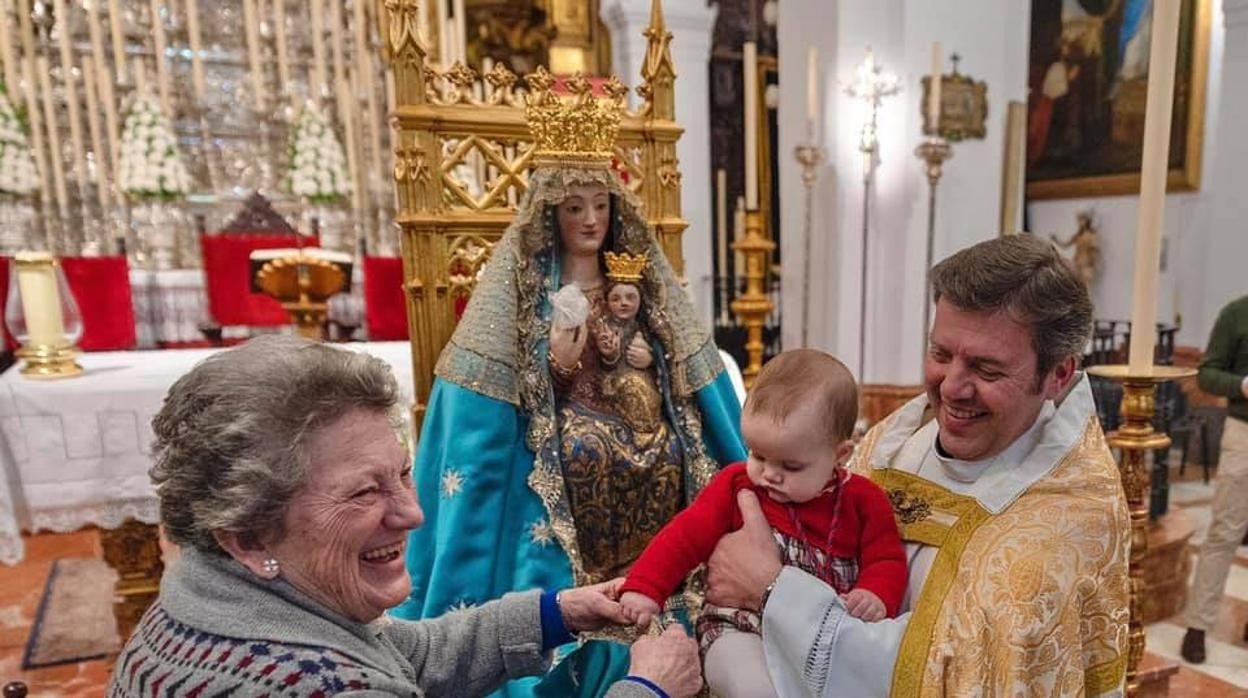 Un momento de la presentación de los niños a la Virgen en las pasadas ediciones