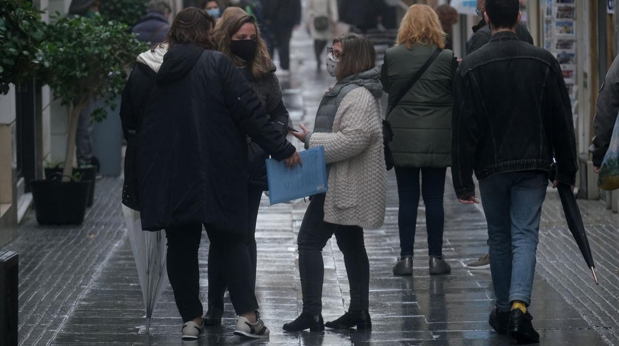 Gaditanos con mascarilla en el centro de Cádiz.