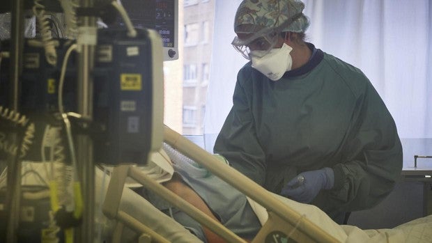 Los hospitales de Cádiz superan los 100 enfermos de Covid en UCI