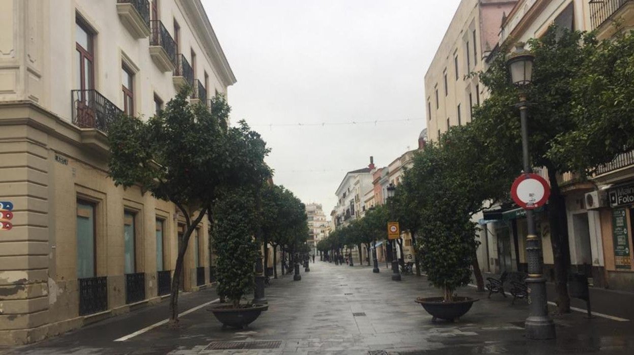 La calle Larga es el eje principal del comercio en el centro de Jerez.