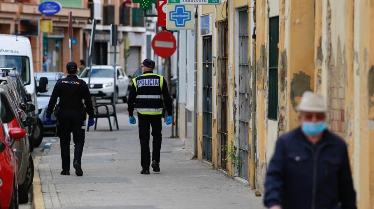 Dos agentes de la Policía Nacional en Camas