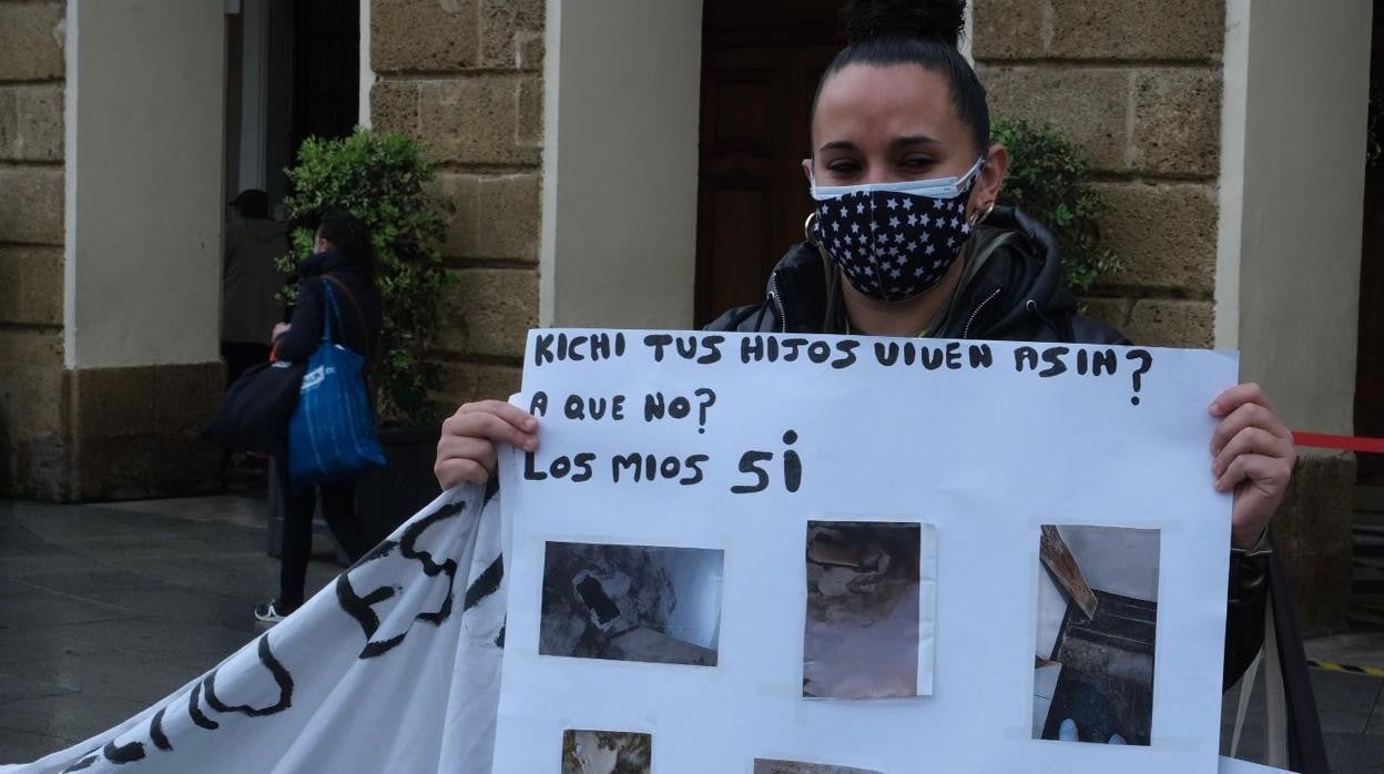 Protesta de mujeres la pasada semana a las puertas del Ayuntamiento donde Nazaret exponía su caso.