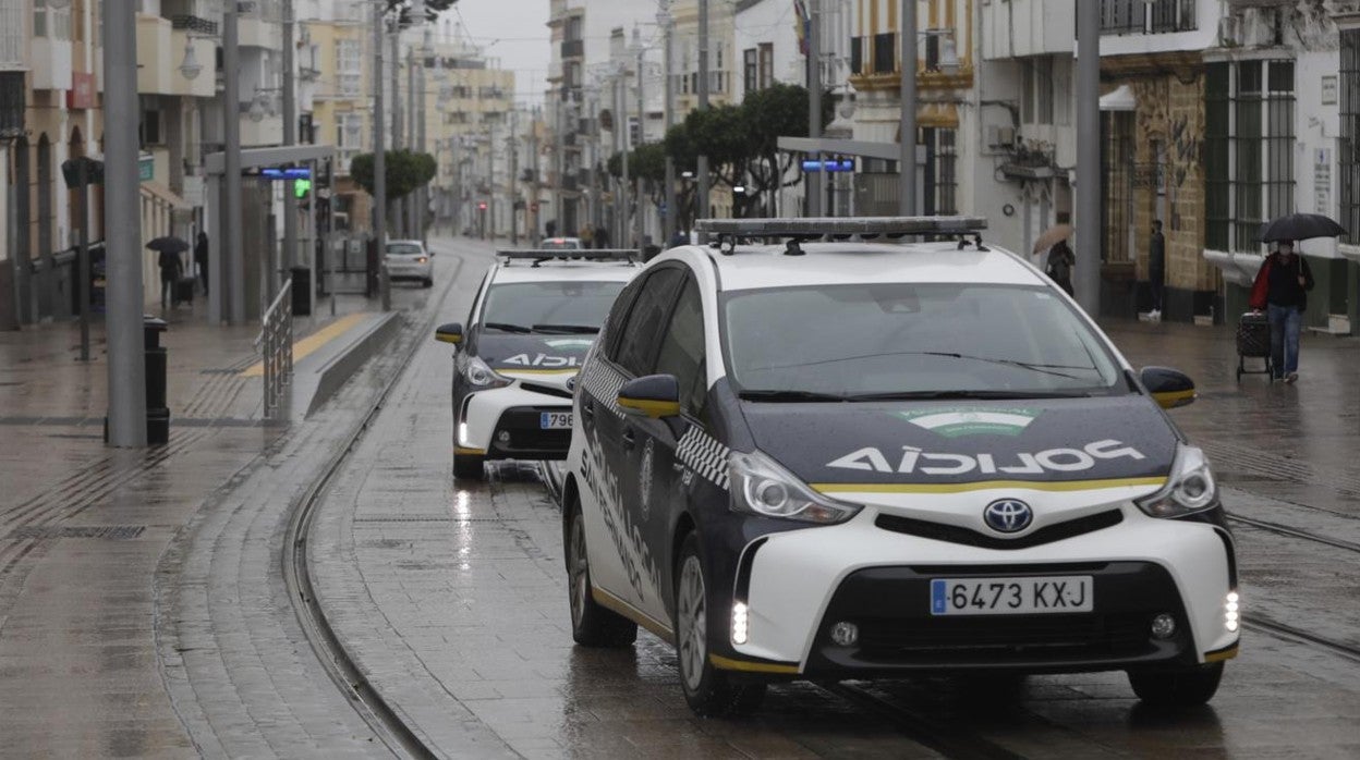 Desde hace semanas, los agentes de la Policía Local patrullan separados para evitar contagios