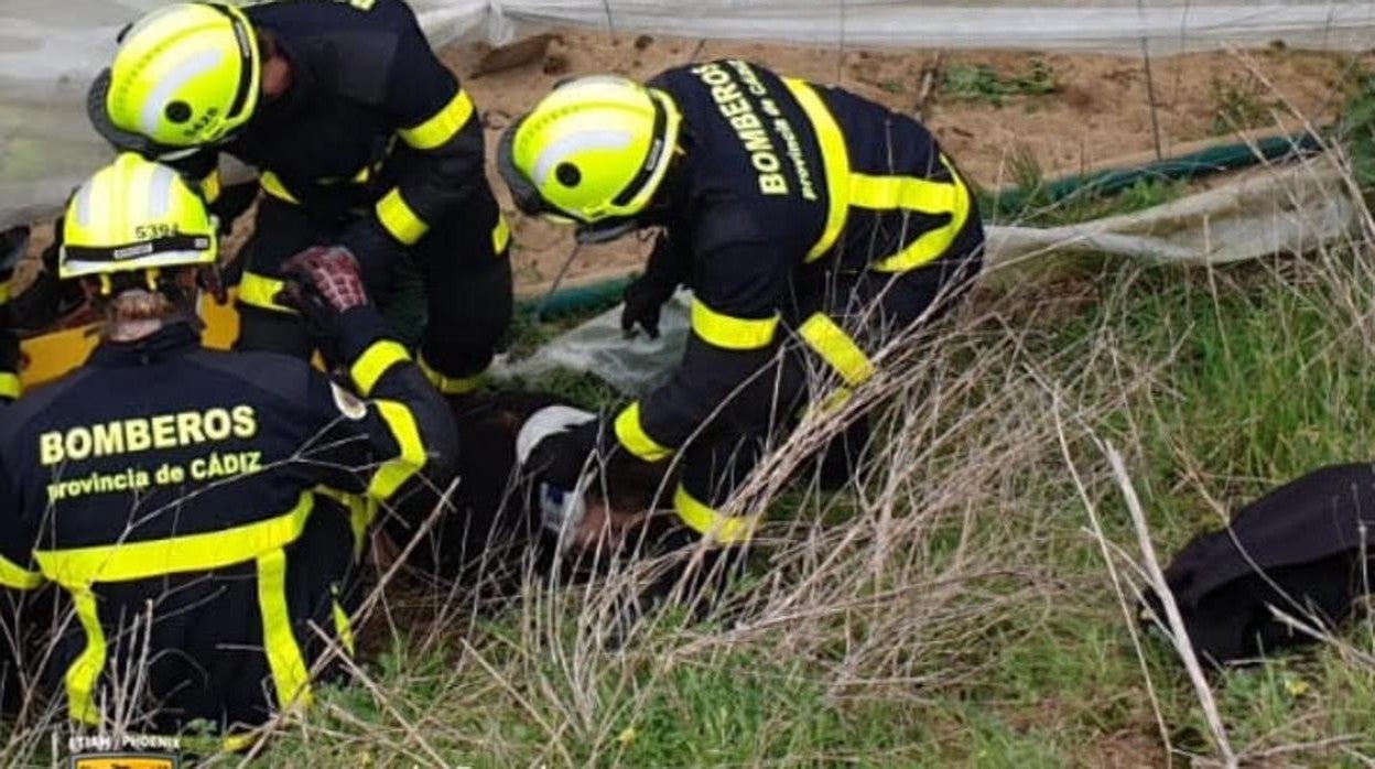 Una joven queda atrapada en una alambrada tras chocar un vehículo y un ciclomotor en Sanlúcar