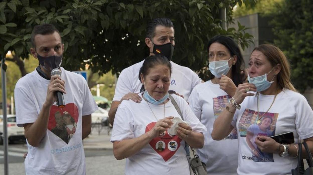 Familiares de Sandra Capitán y Lucía Begines en una concentración en los juzgados del Prado