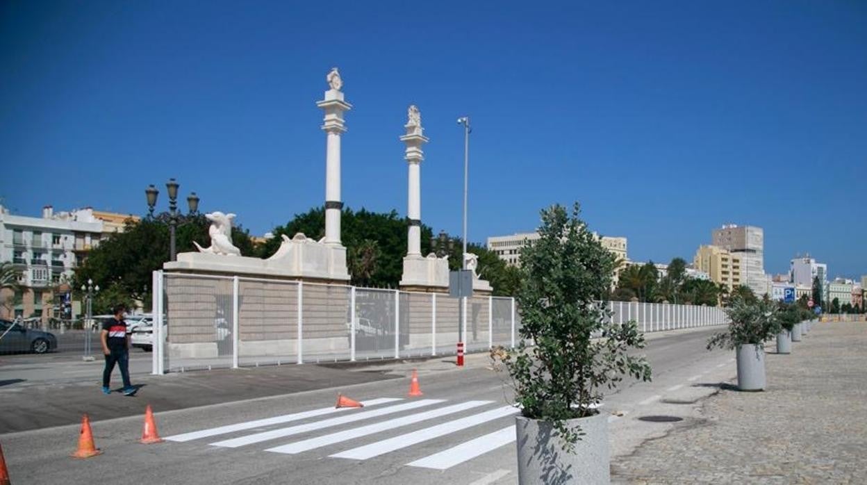 En la capital gaditana ya se han dado los primeros pasos para abrir el muelle a la ciudad con la construcción del carril bici.